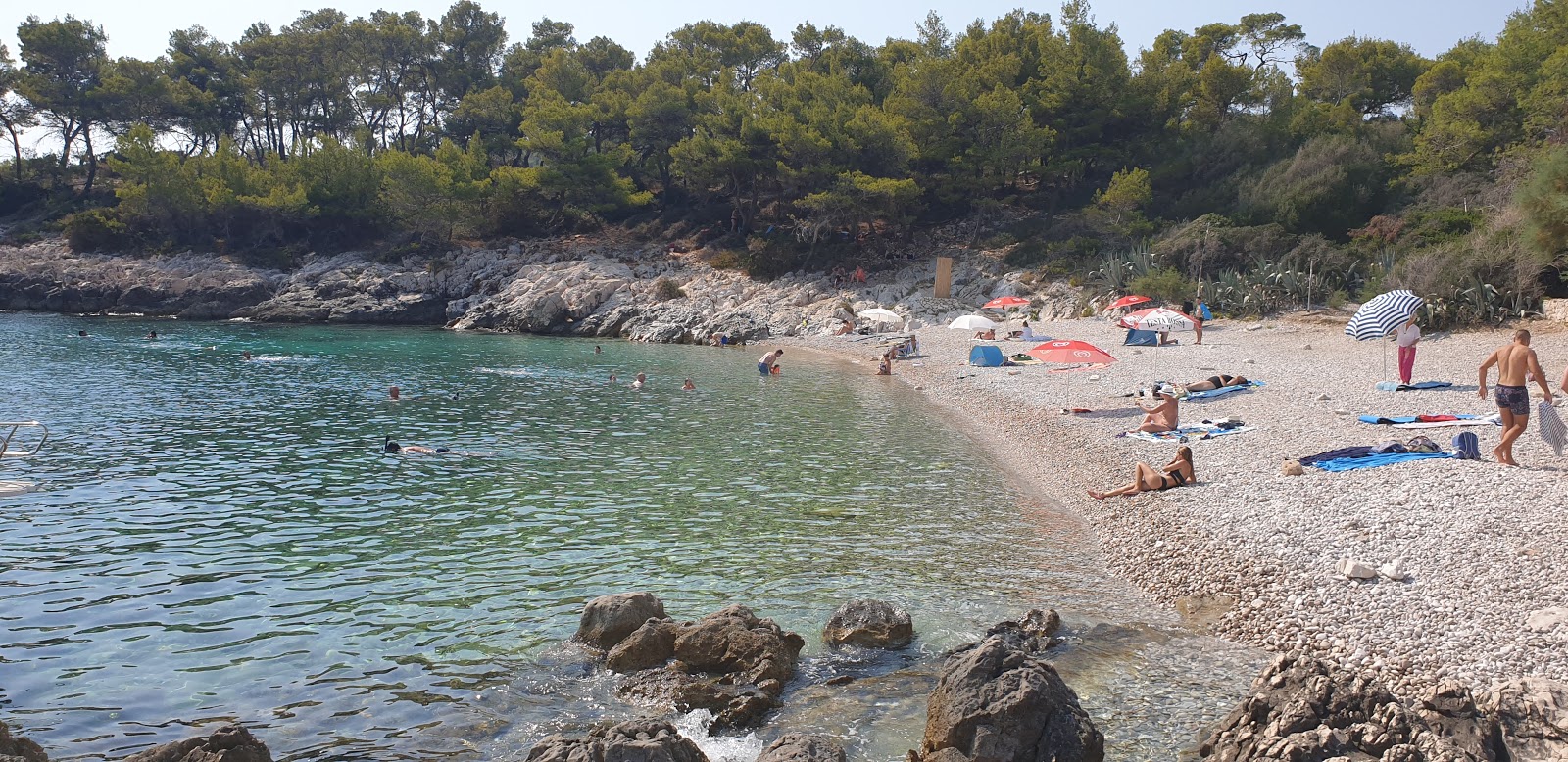 Fotografija Notos Hvar beach z lahki fini kamenček površino