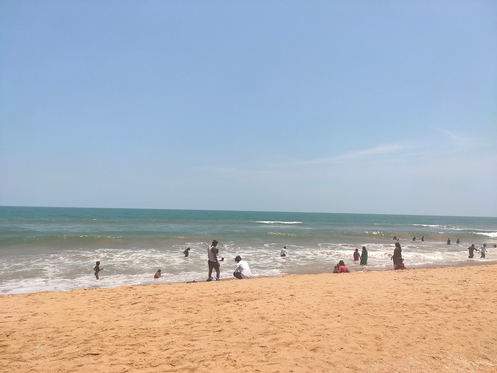 Valokuva Koduru Beachista. pinnalla kirkas hiekka:n kanssa