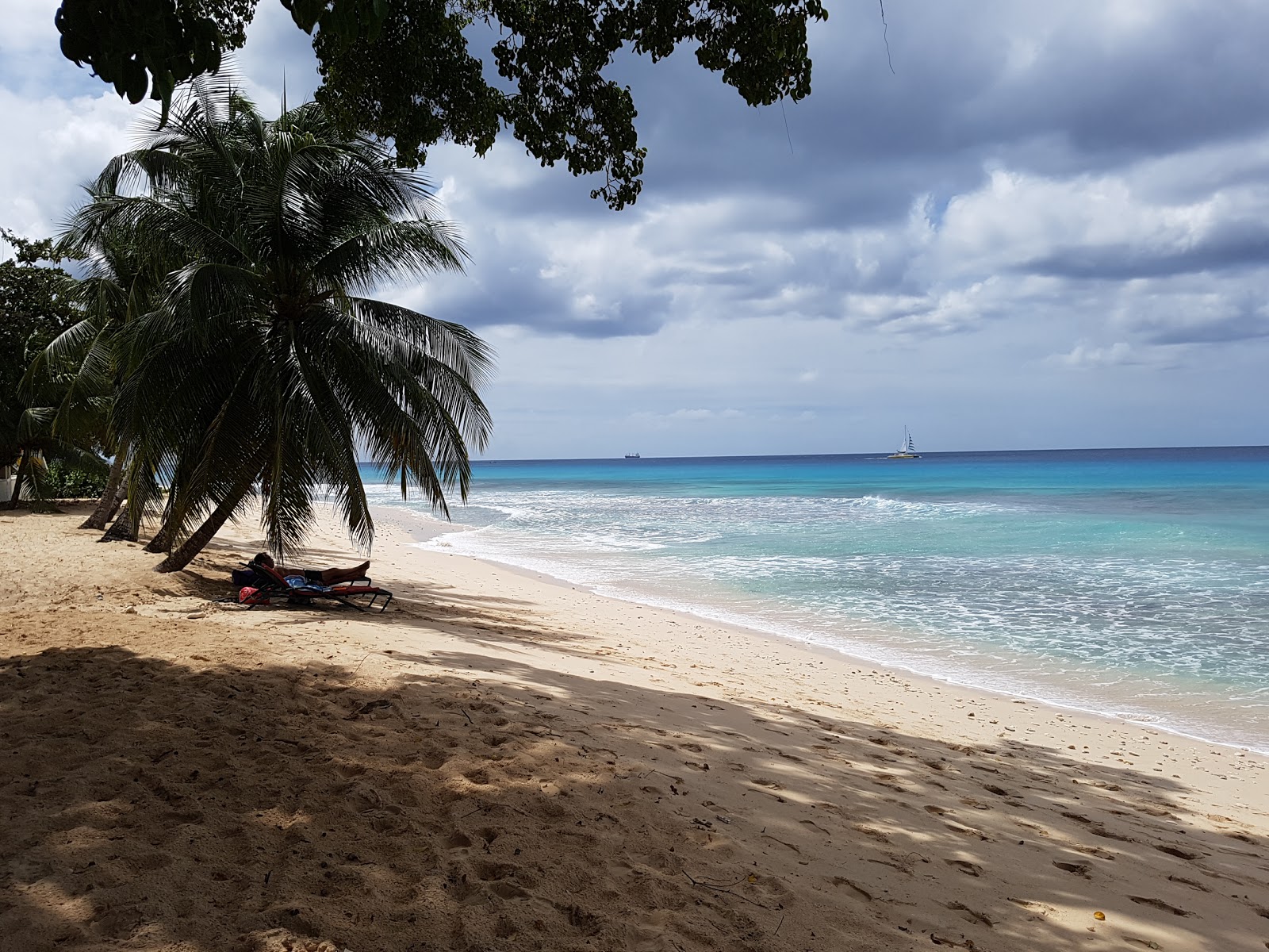 Mahogany Bay beach'in fotoğrafı geniş bir kıyı şeridi ile birlikte