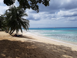 Mahogany Bay beach'in fotoğrafı geniş bir kıyı şeridi ile birlikte