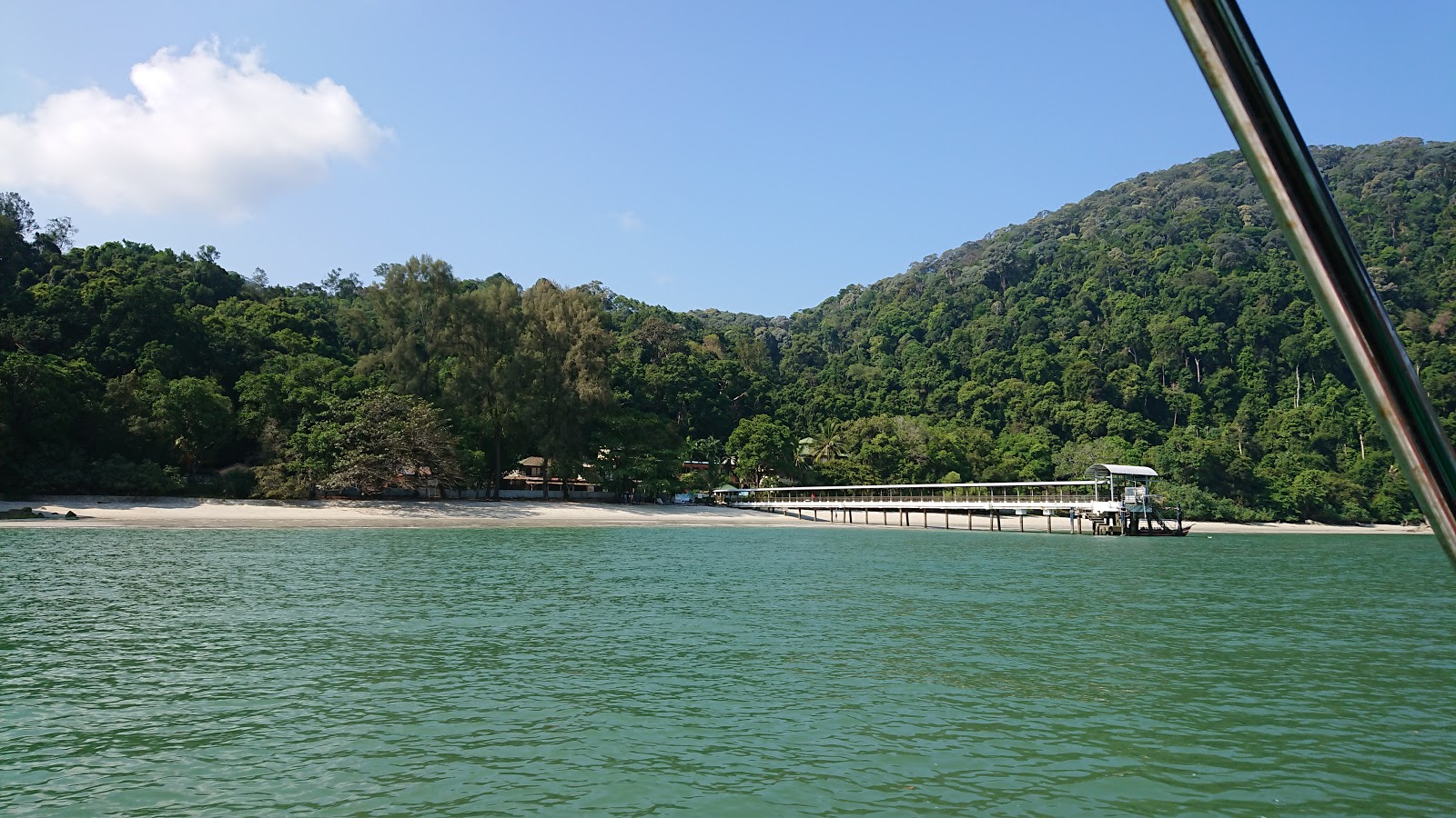 Foto di Keracut Beach sorretto da scogliere