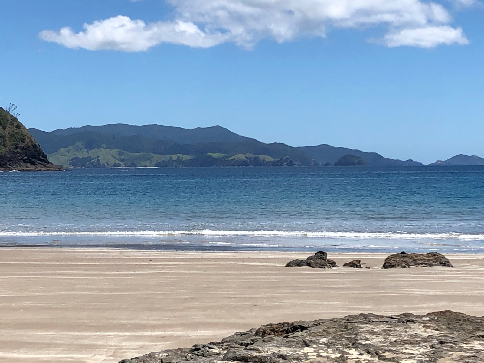 Photo de Harataonga Bay Beach avec baie spacieuse