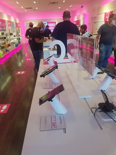 Cell Phone Store «T-Mobile», reviews and photos, 6800 Dixie Hwy, Louisville, KY 40258, USA