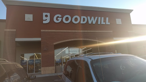 Thrift Store «99th & Camelback Goodwill Retail Store & Donation Center», reviews and photos, 10005 W Camelback Rd, Phoenix, AZ 85037, USA