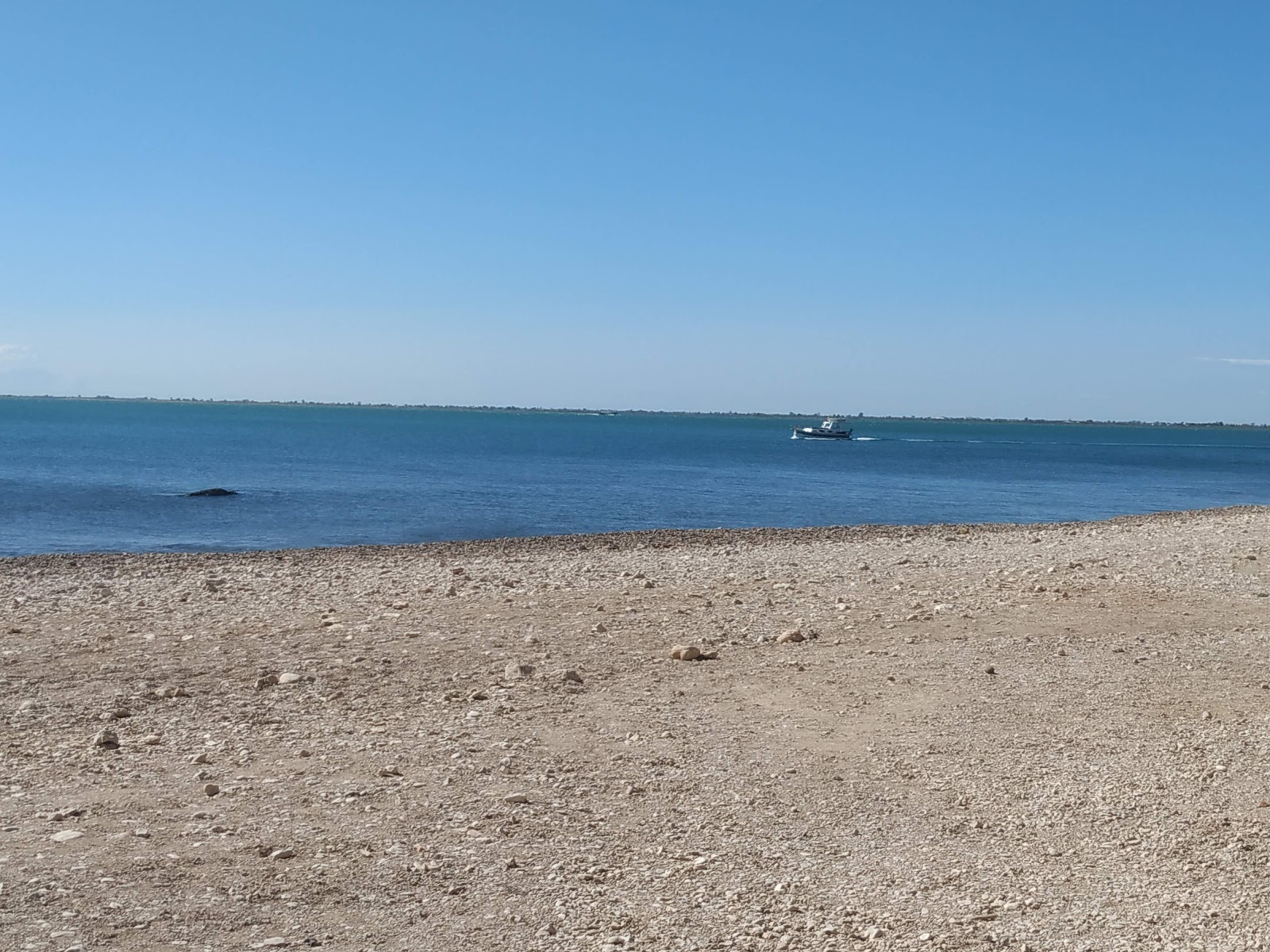 Photo de Playa del Bacone entouré de montagnes