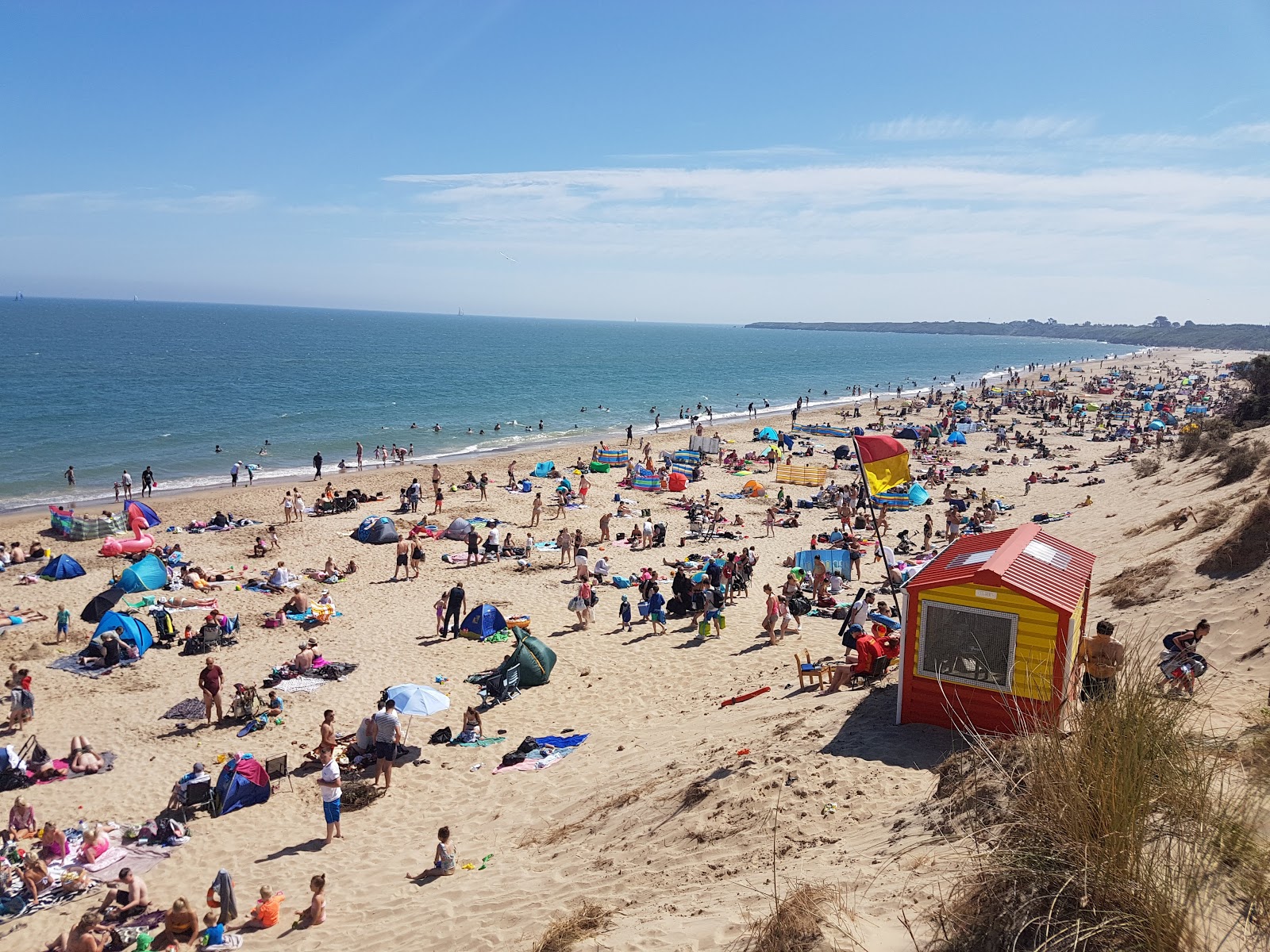 Foto di Brittas Bay Beach con costa lunga e dritta
