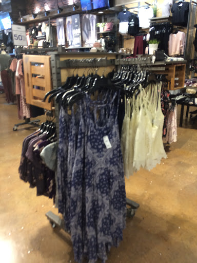 Clothing Store «Tillys», reviews and photos, 343 N Alafaya Trail, Orlando, FL 32828, USA