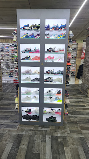 Shoe Store «Outlet Shoes & Rugs», reviews and photos, 221 E Ledbetter Dr, Dallas, TX 75216, USA