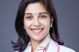 Dr. Shradha Khandelwal( Laparoscopic surgeon), female surgeon, female piles surgeon, lady surgeon image