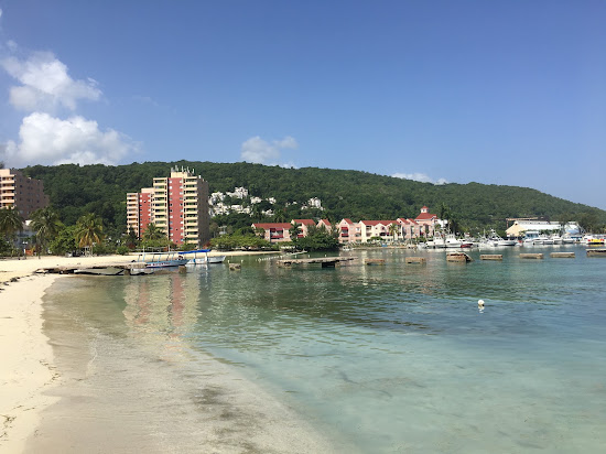 Ocho Rios Koyu Plajı