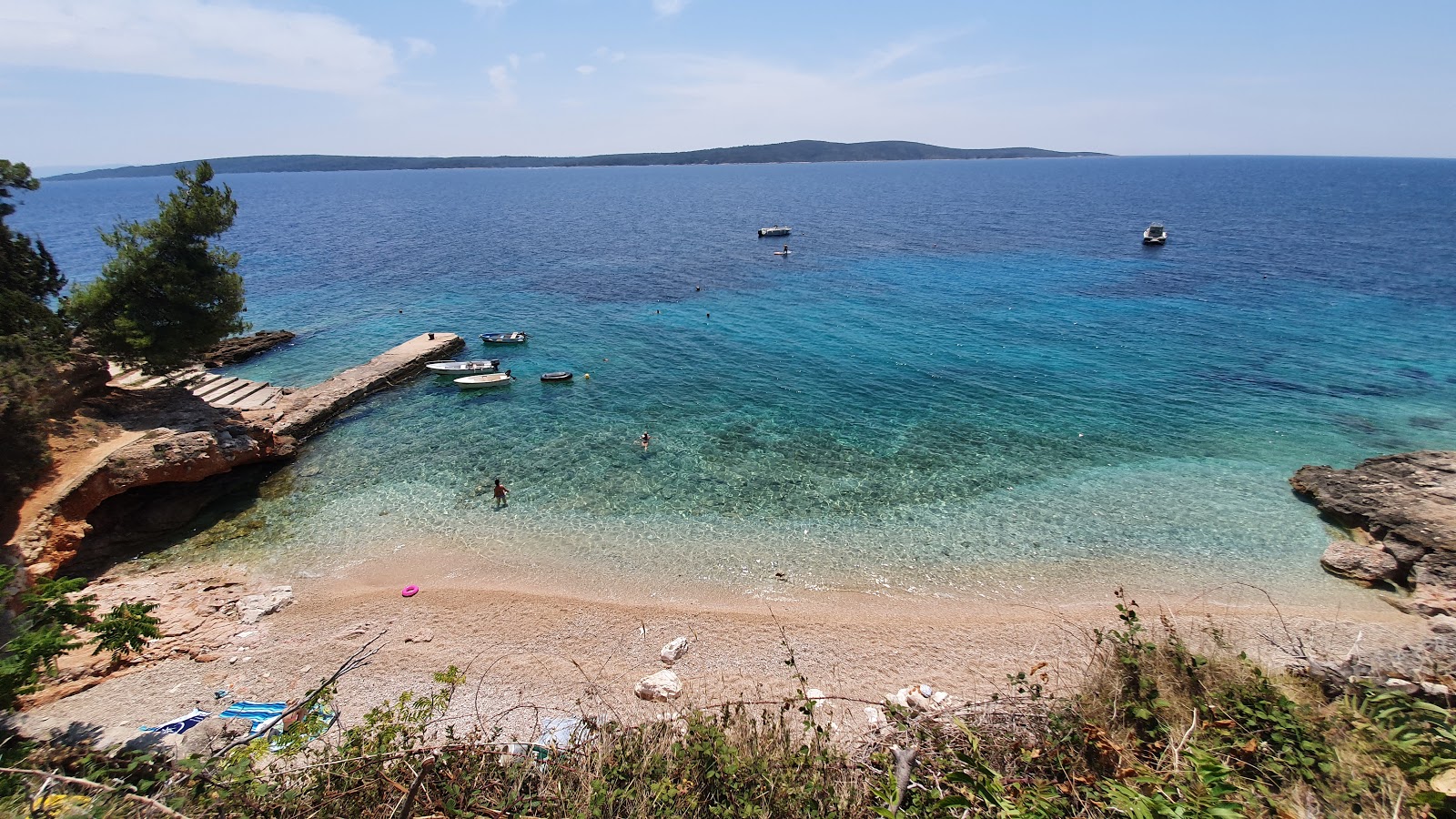 Photo de Skalinada beach avec caillou fin clair de surface