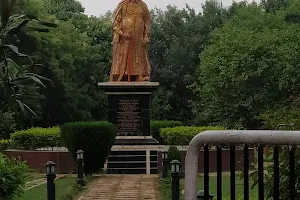 Chhatrapati Shahu Ji Maharaj golden statue image