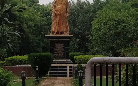 Chhatrapati Shahu Ji Maharaj golden statue image