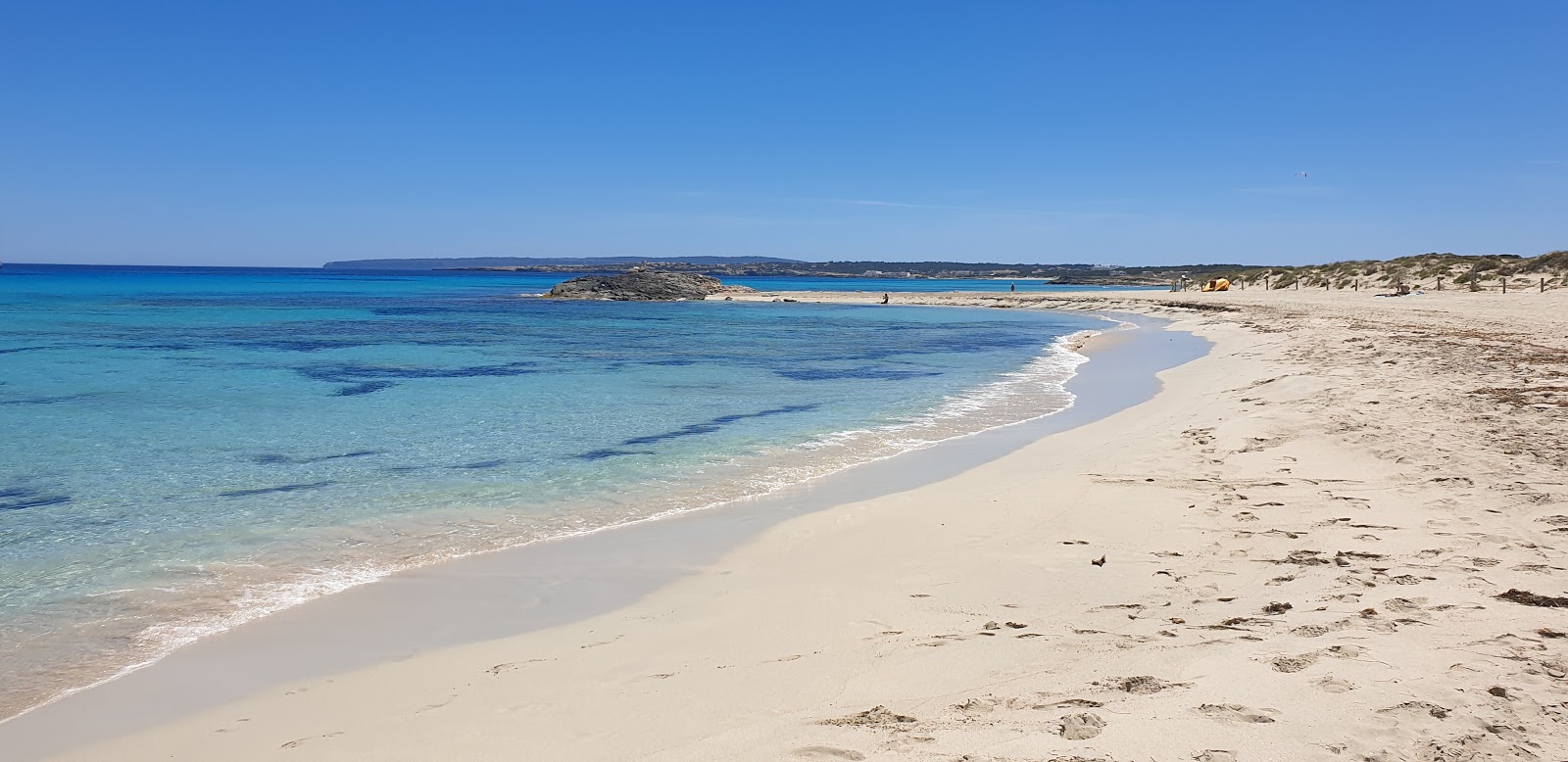 Foto di Playa des Trucadors con una superficie del sabbia pura bianca