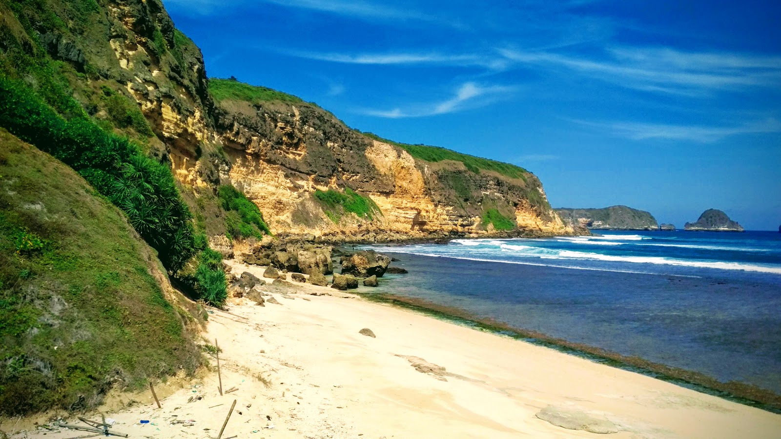 Foto de Terasak Beach com areia bege superfície
