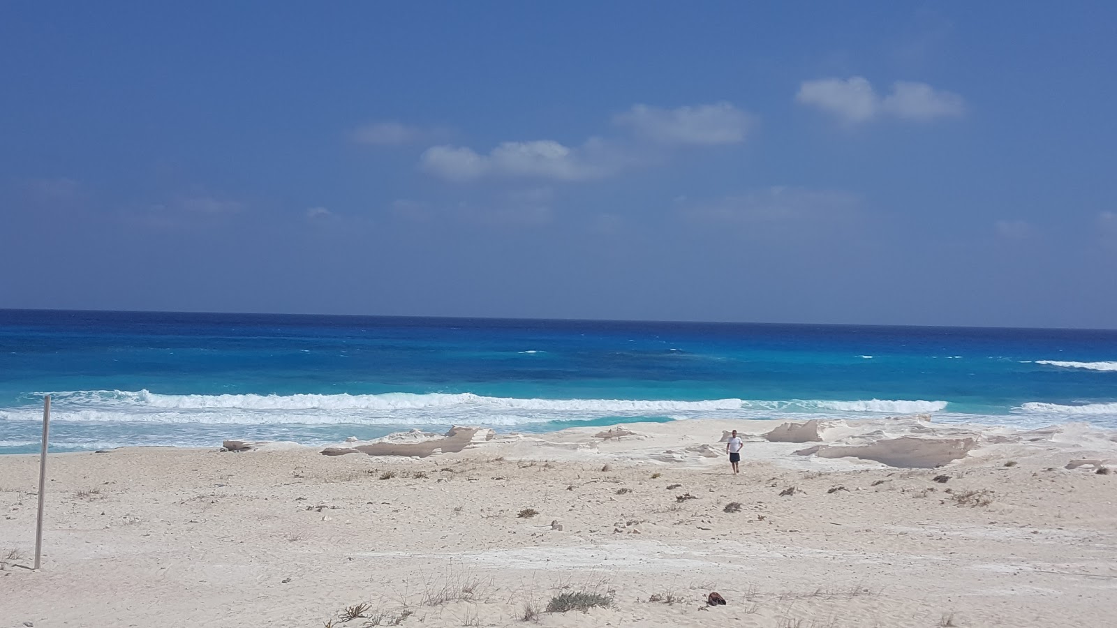 Umm al-Rakhm Beach的照片 带有宽敞的海岸