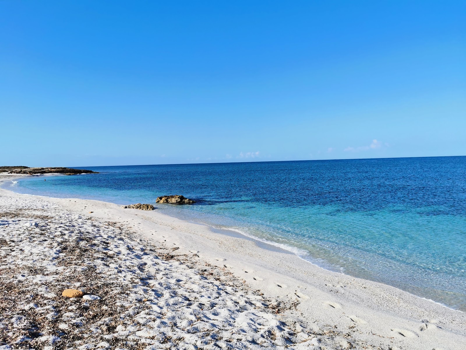 Foto von Spiaggia di Su Crastu Biancu mit weißer sand Oberfläche