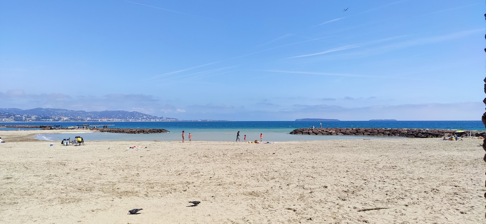 Φωτογραφία του Plage Robinson με μια ευρύχωρη ακτογραμμή