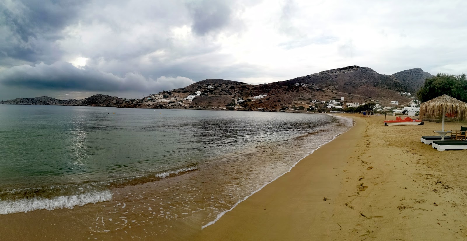 Photo of Paralia Gialos backed by cliffs