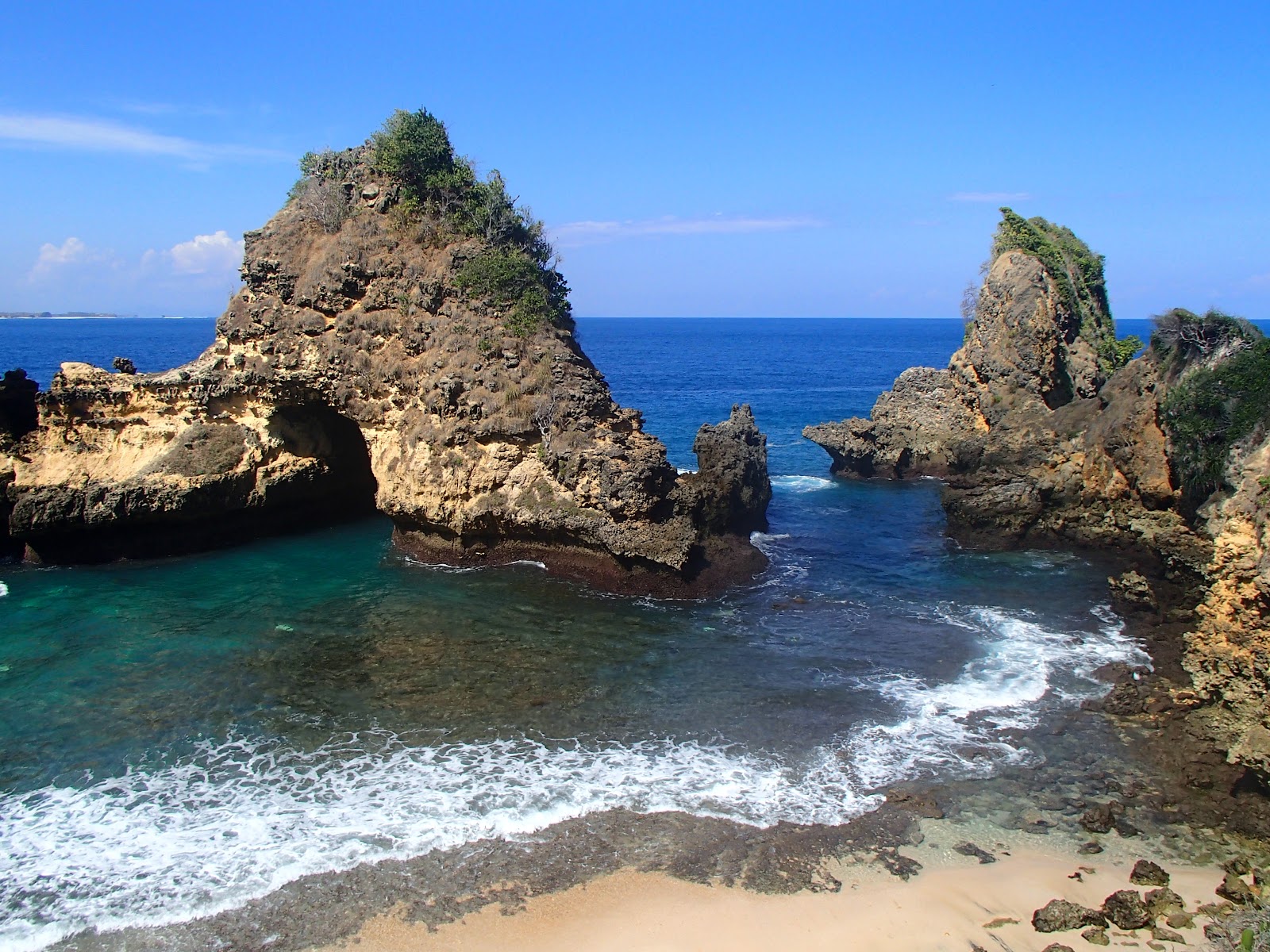 Fotografie cu Sari Goang Beach cu nivelul de curățenie înalt