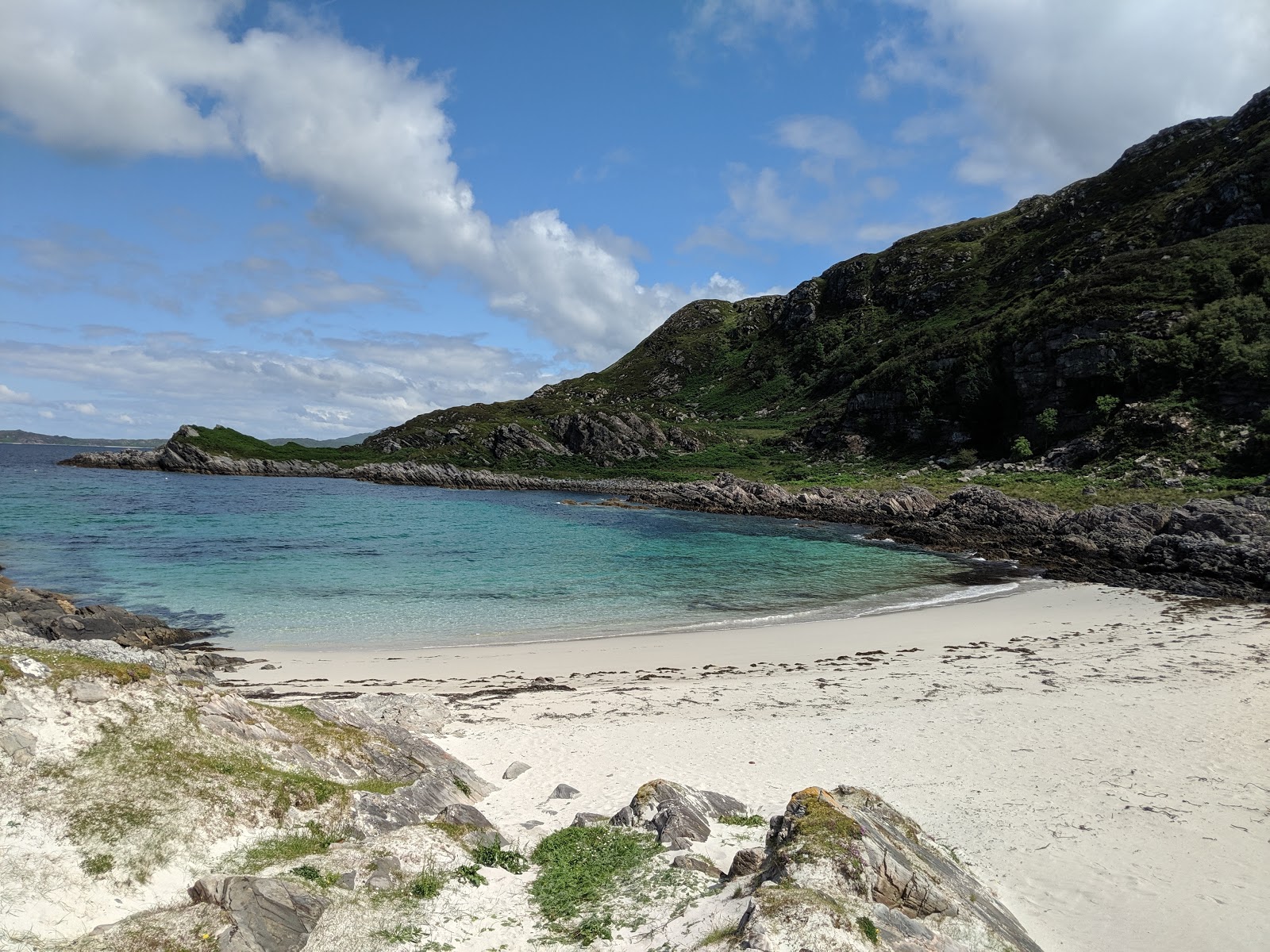 Foto van Smirisary Beach met turquoise puur water oppervlakte