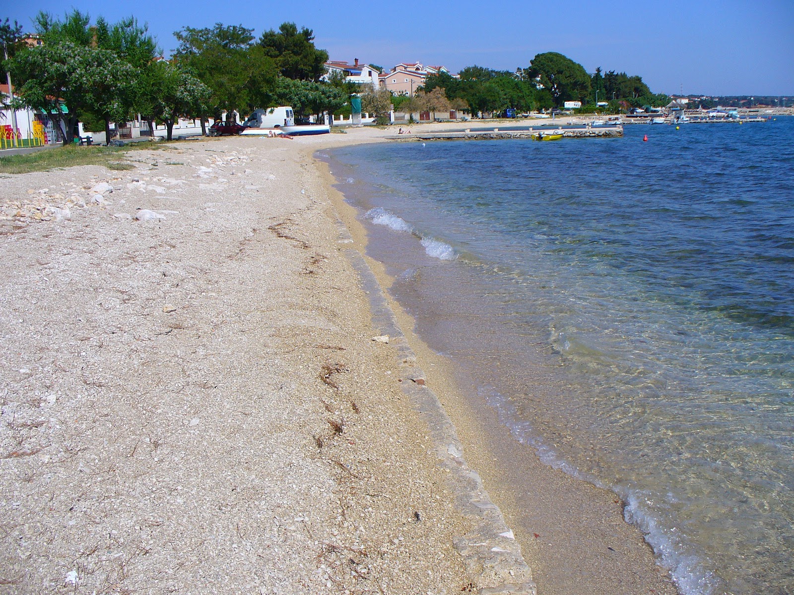 Foto de Turanj beach con guijarro ligero superficie