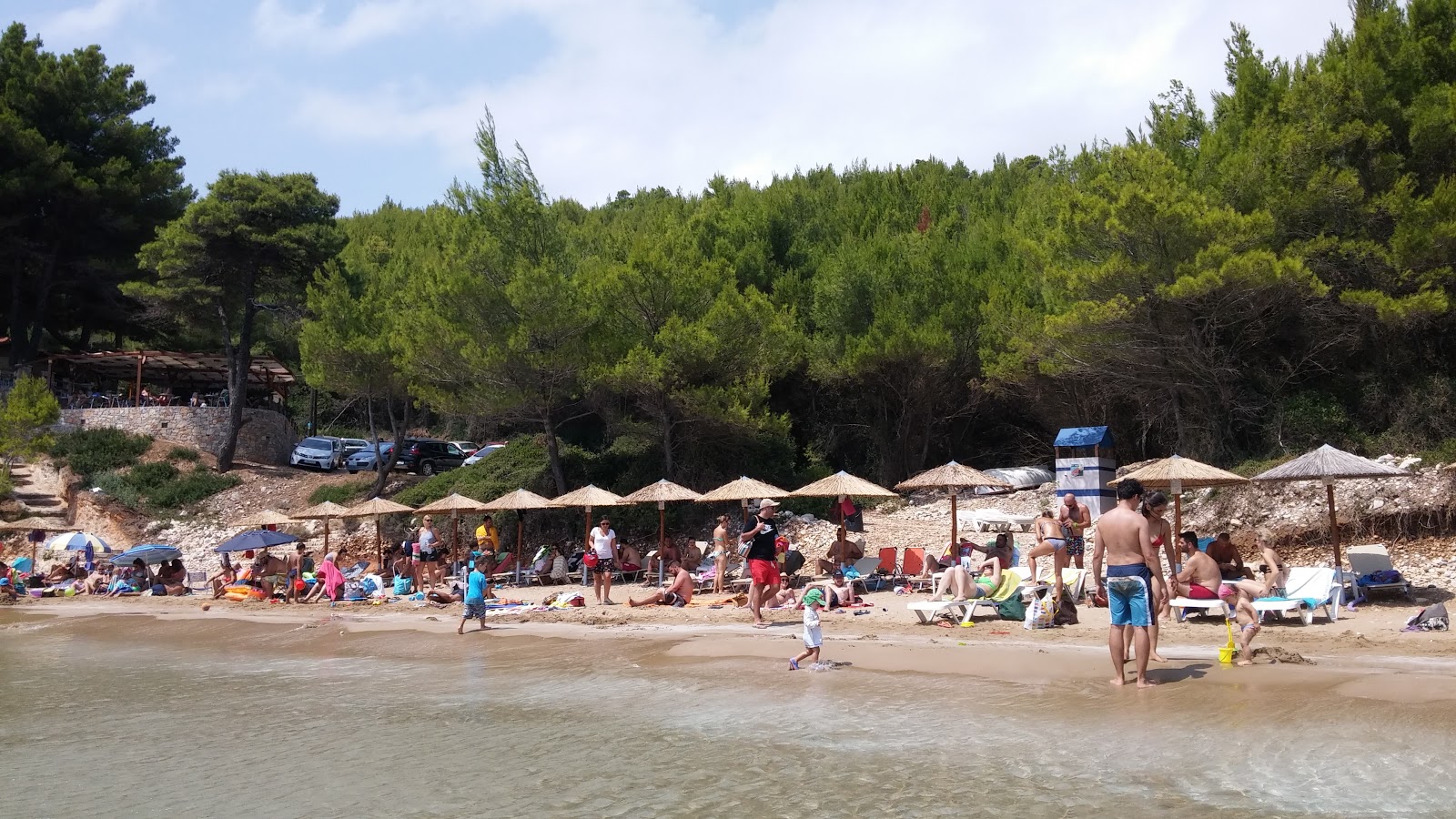 Foto af Paralia Chrisi Milia bakket op af klipperne