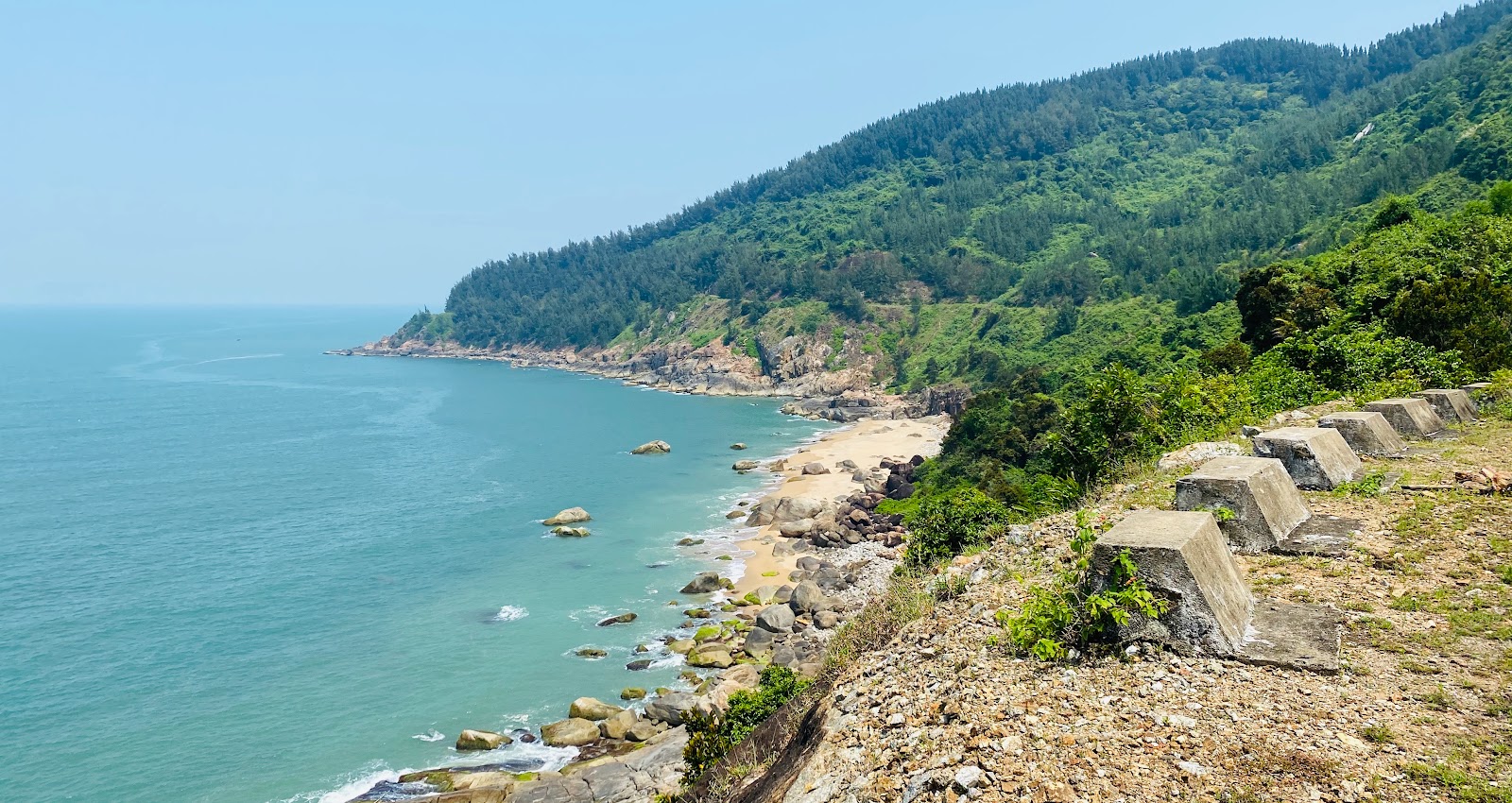 Foto von Hang Lang Co Vi Beach mit beiger sand & steine Oberfläche
