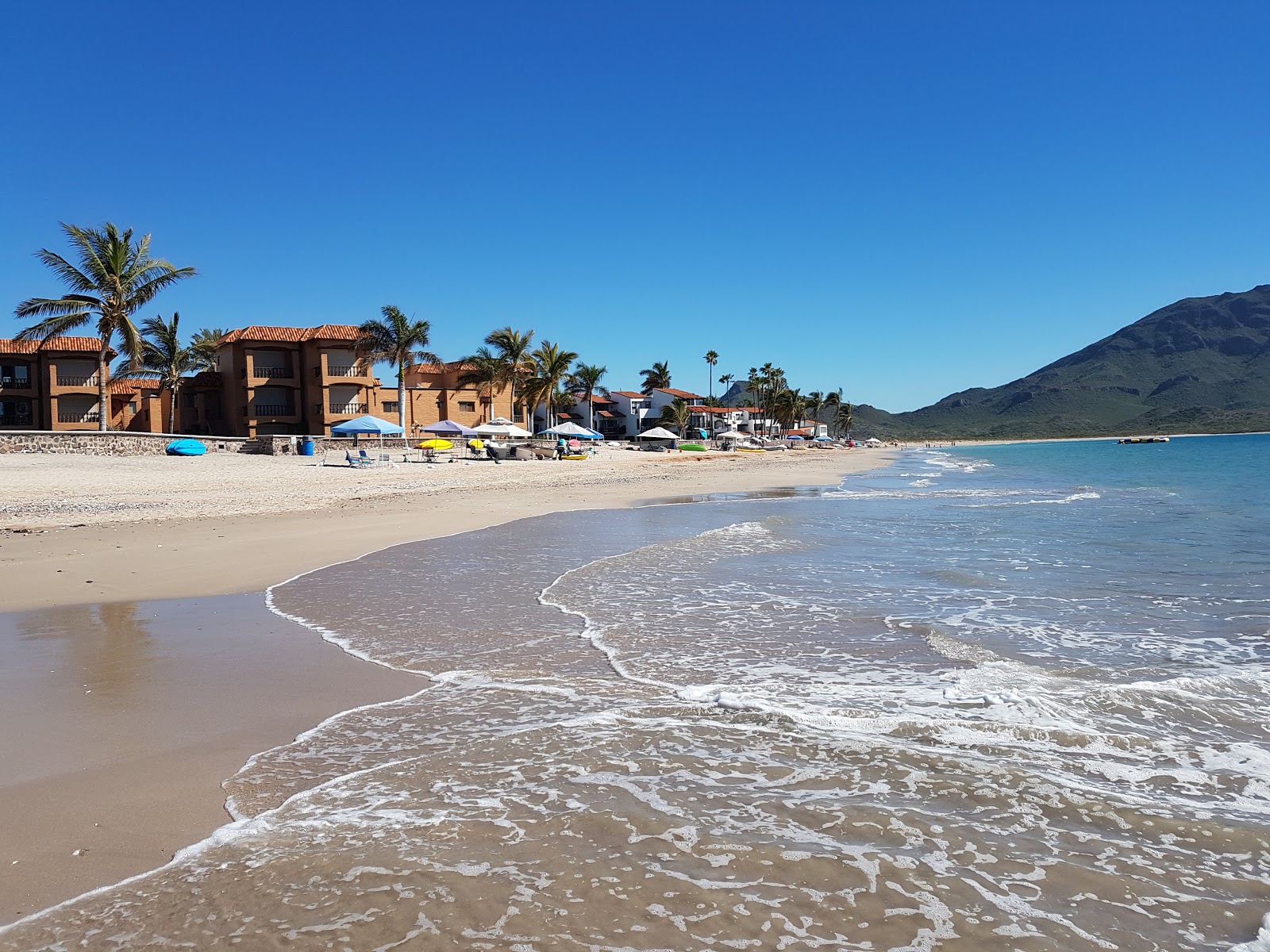 Fotografie cu Playa San Carlos cu o suprafață de nisip strălucitor