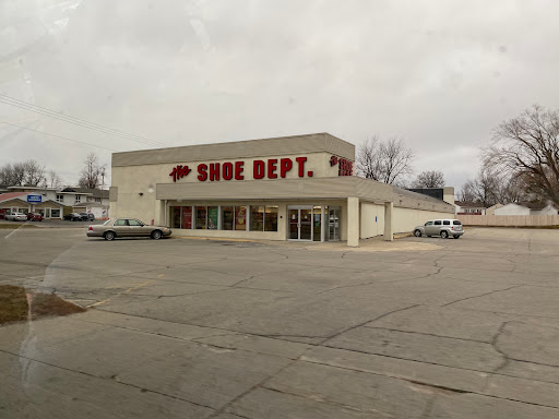 Shoe Dept., 1702 1st Ave E, Newton, IA 50208, USA, 