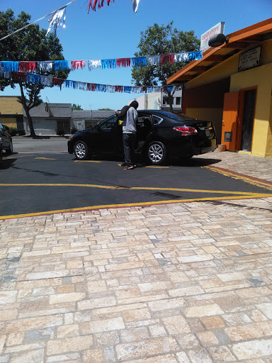 Community car wash en Oakland