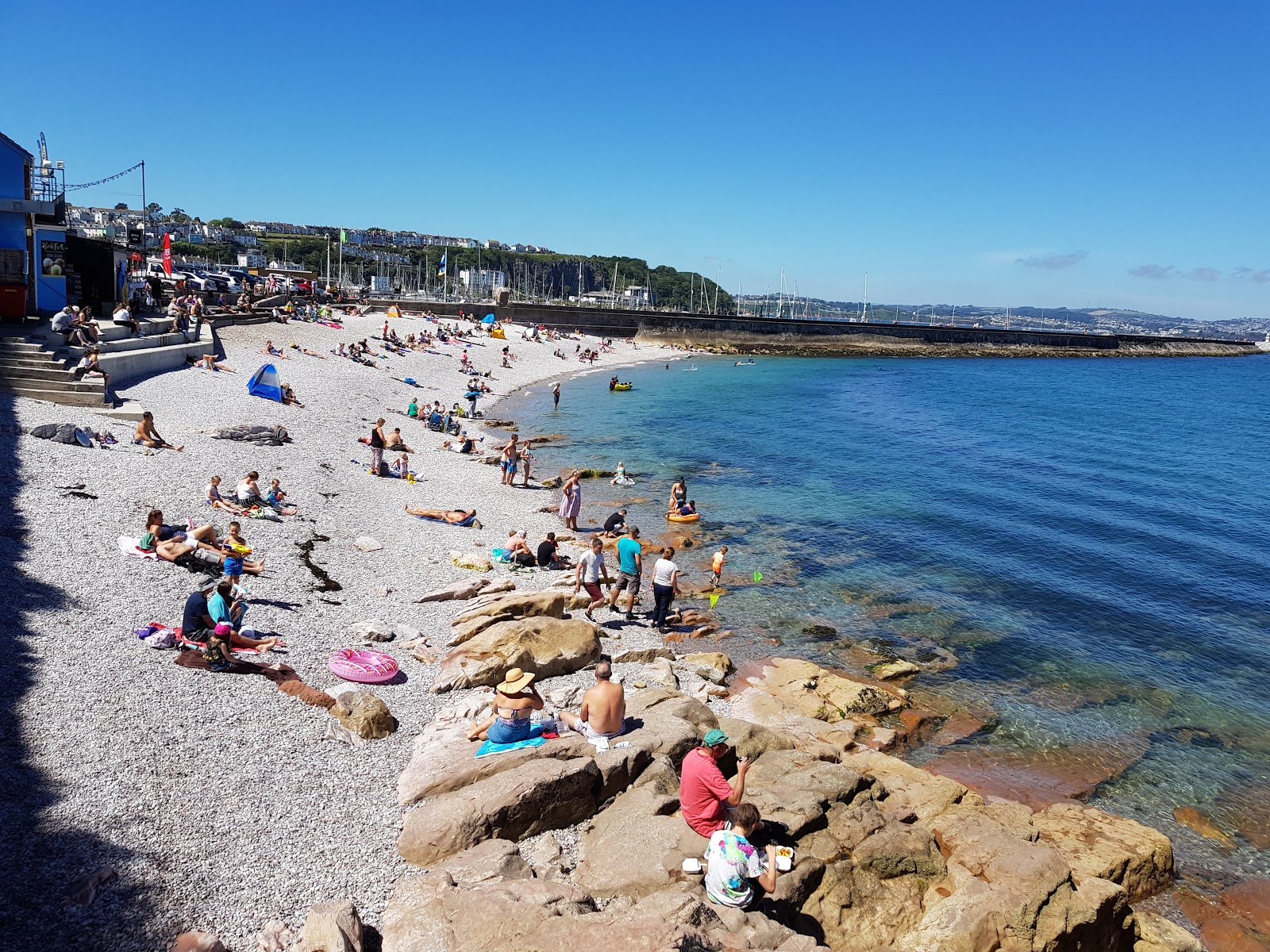 Foto van Breakwater beach met grijze kiezel oppervlakte