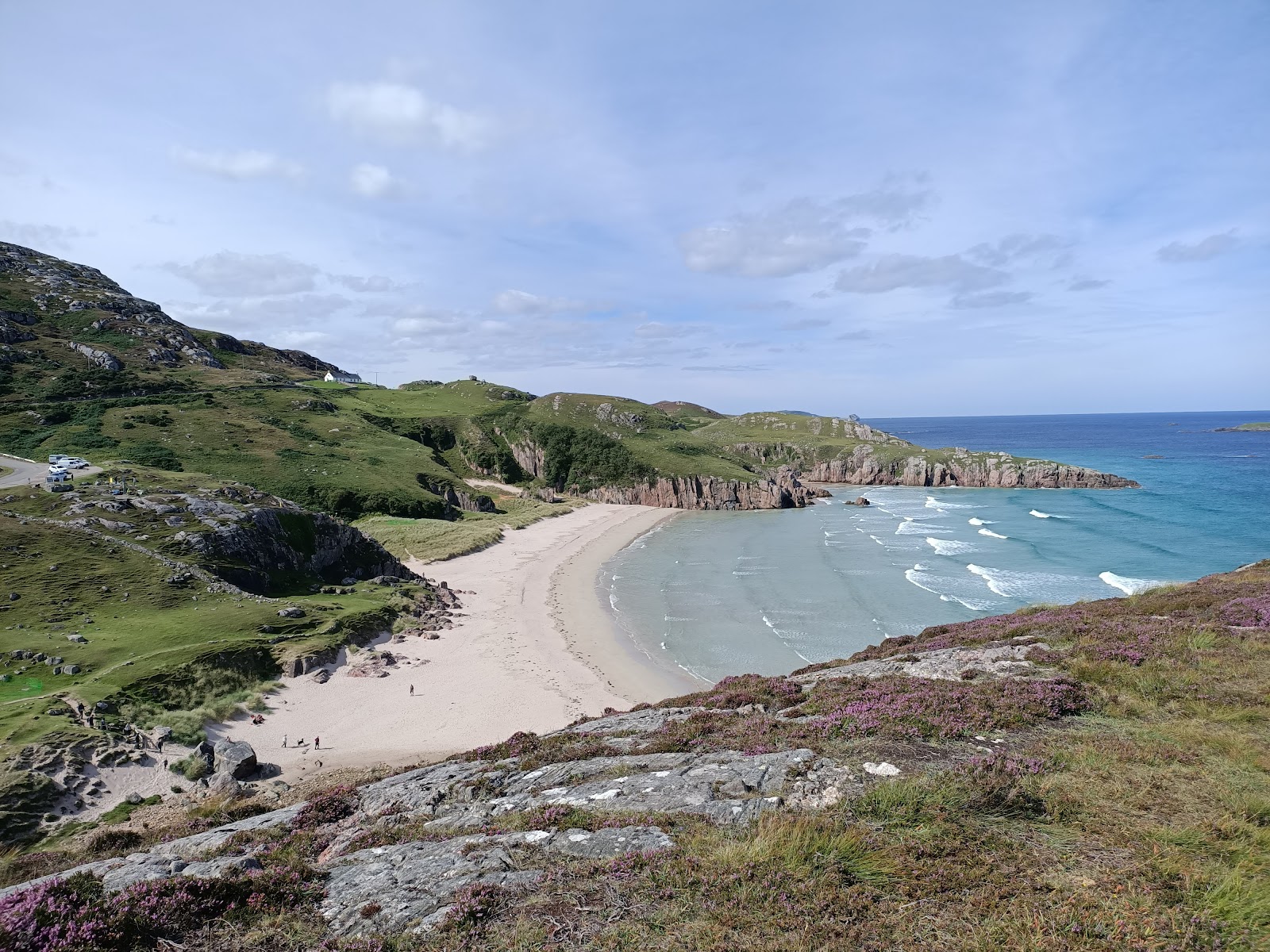 Foto av Ceannabeinne Beach och dess vackra landskap