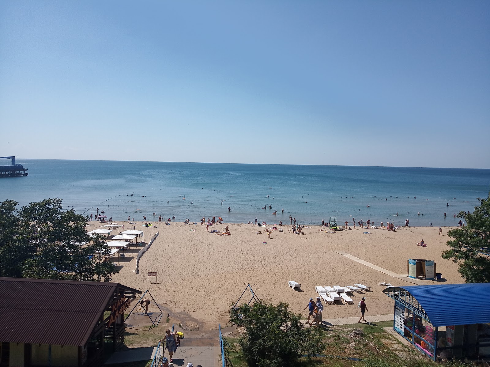 Foto von Orlyonok beach von Klippen umgeben