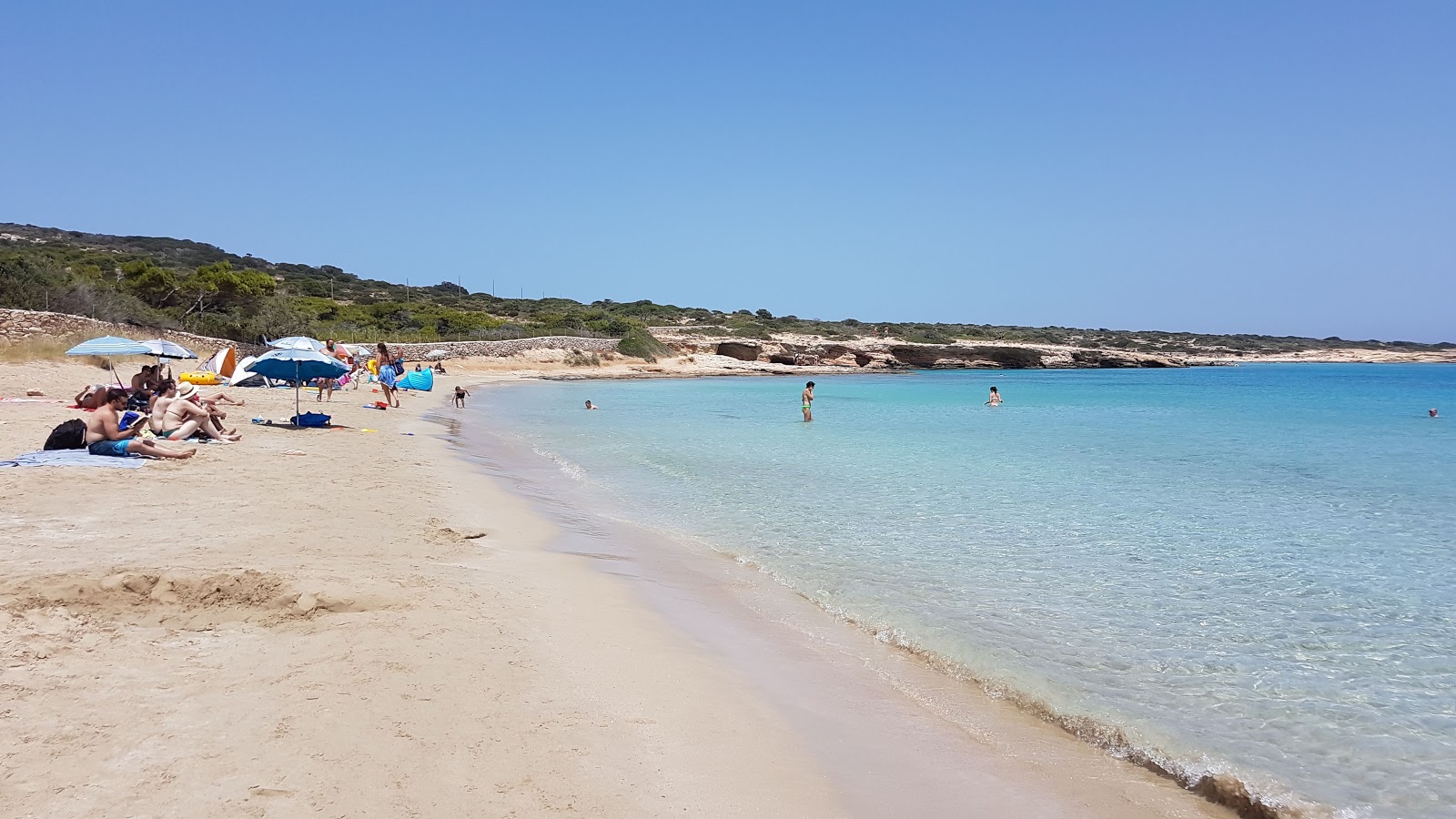 Foto van Fanos beach met kleine baai