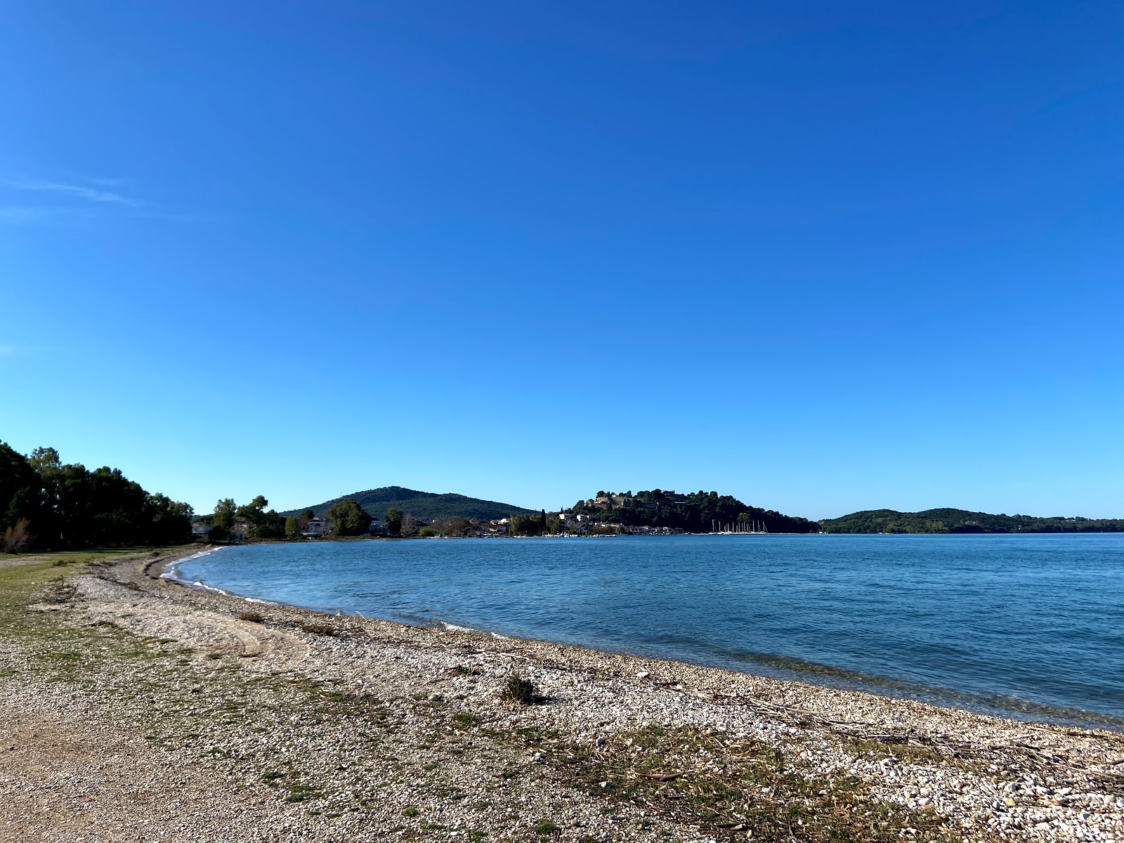 Zdjęcie Vonitsa beach z powierzchnią szary kamyk