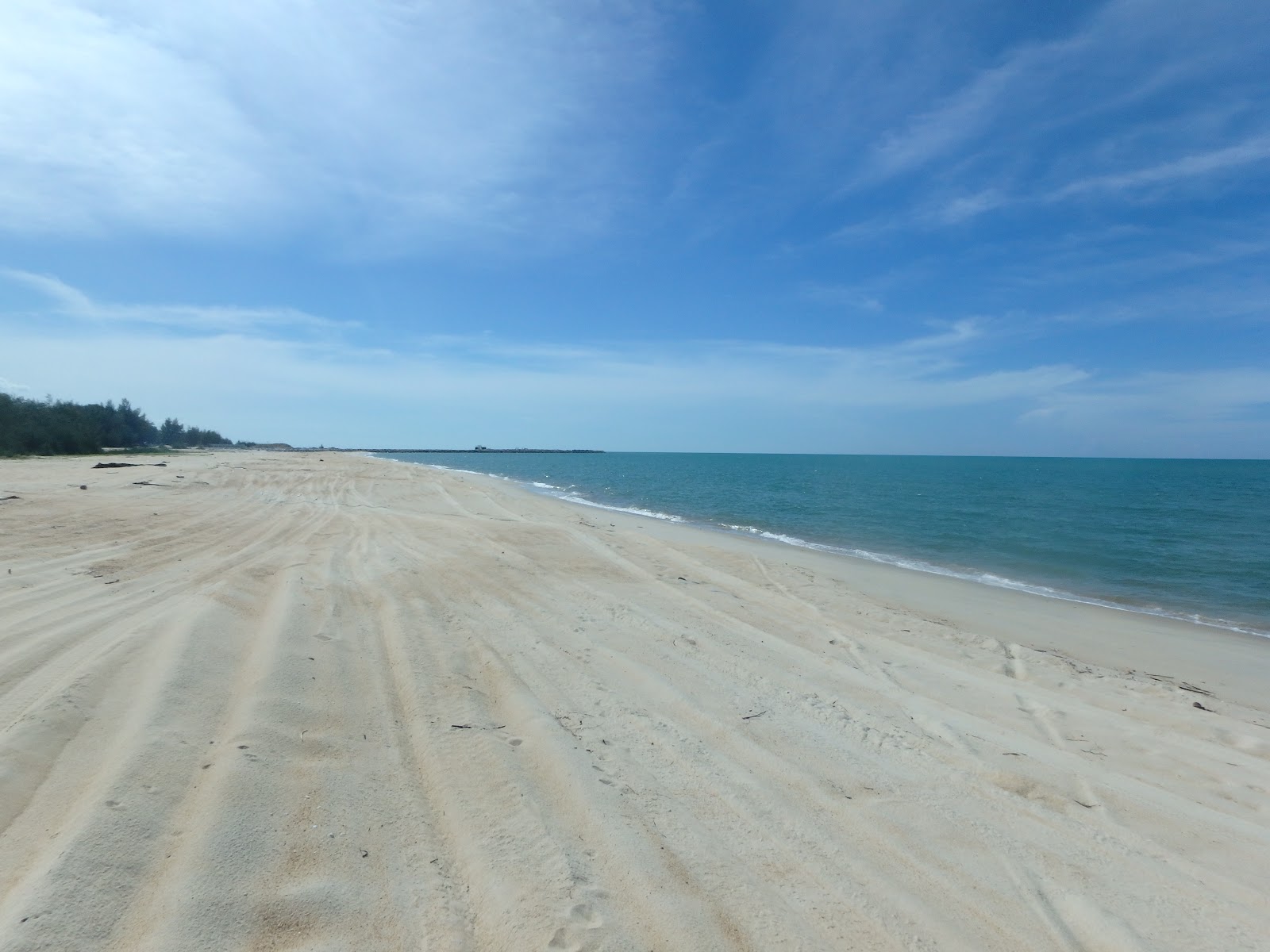 Foto av Air Tawar Beach med turkosa vatten yta