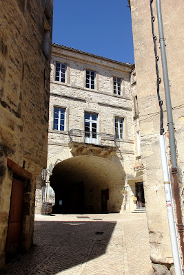 La place et halle de la ville de Barjac à Barjac