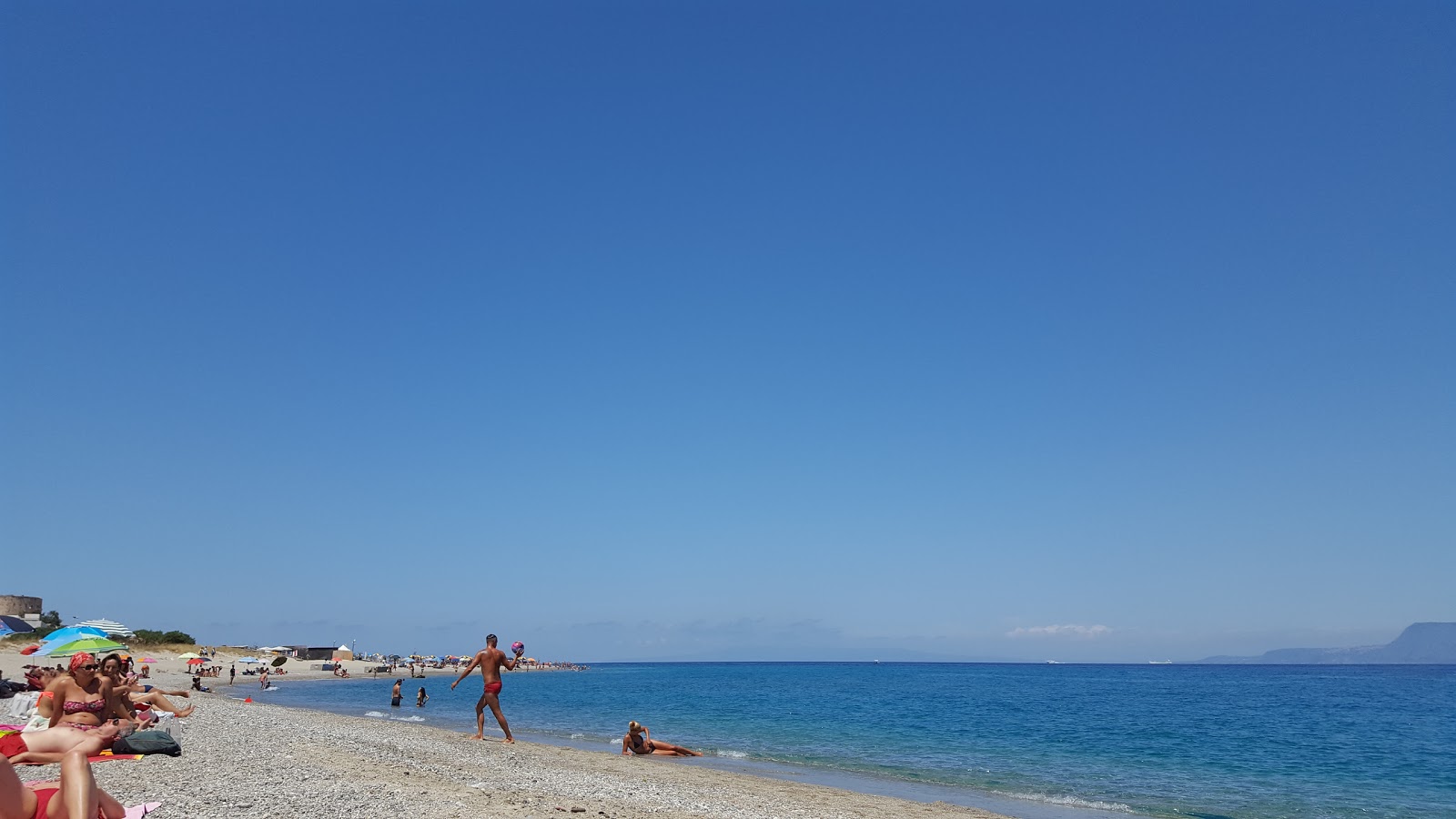 Valokuva Capo Peloro beachista. puhtaustasolla keskipitkä