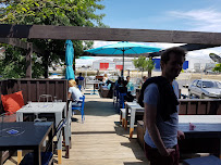 Atmosphère du Bar-restaurant à huîtres Les Petites Folies à Gujan-Mestras - n°16