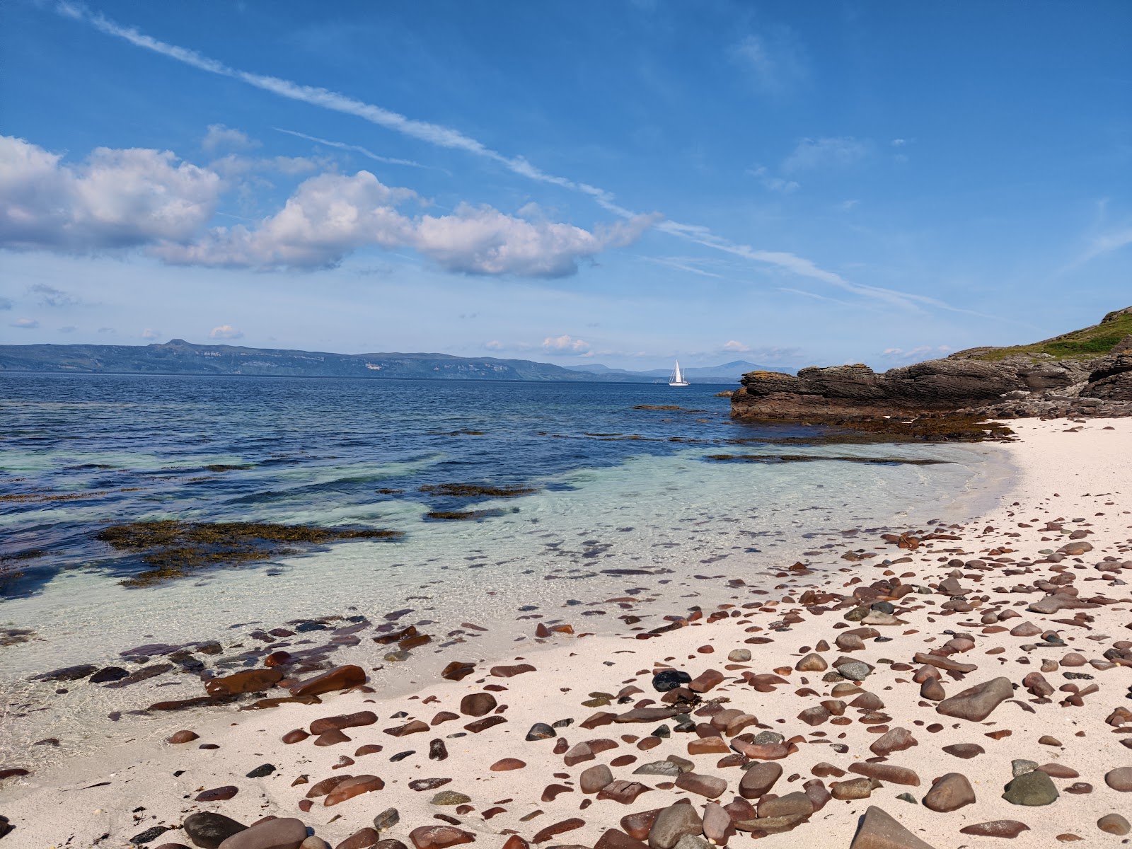 Foto di Coral Beach con una superficie del sabbia bianca