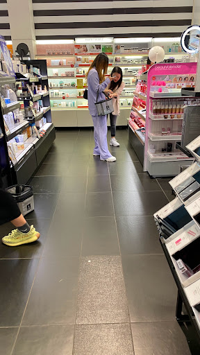 Cosmetics Store «SEPHORA», reviews and photos, 108 N State St Ste 134, Chicago, IL 60602, USA