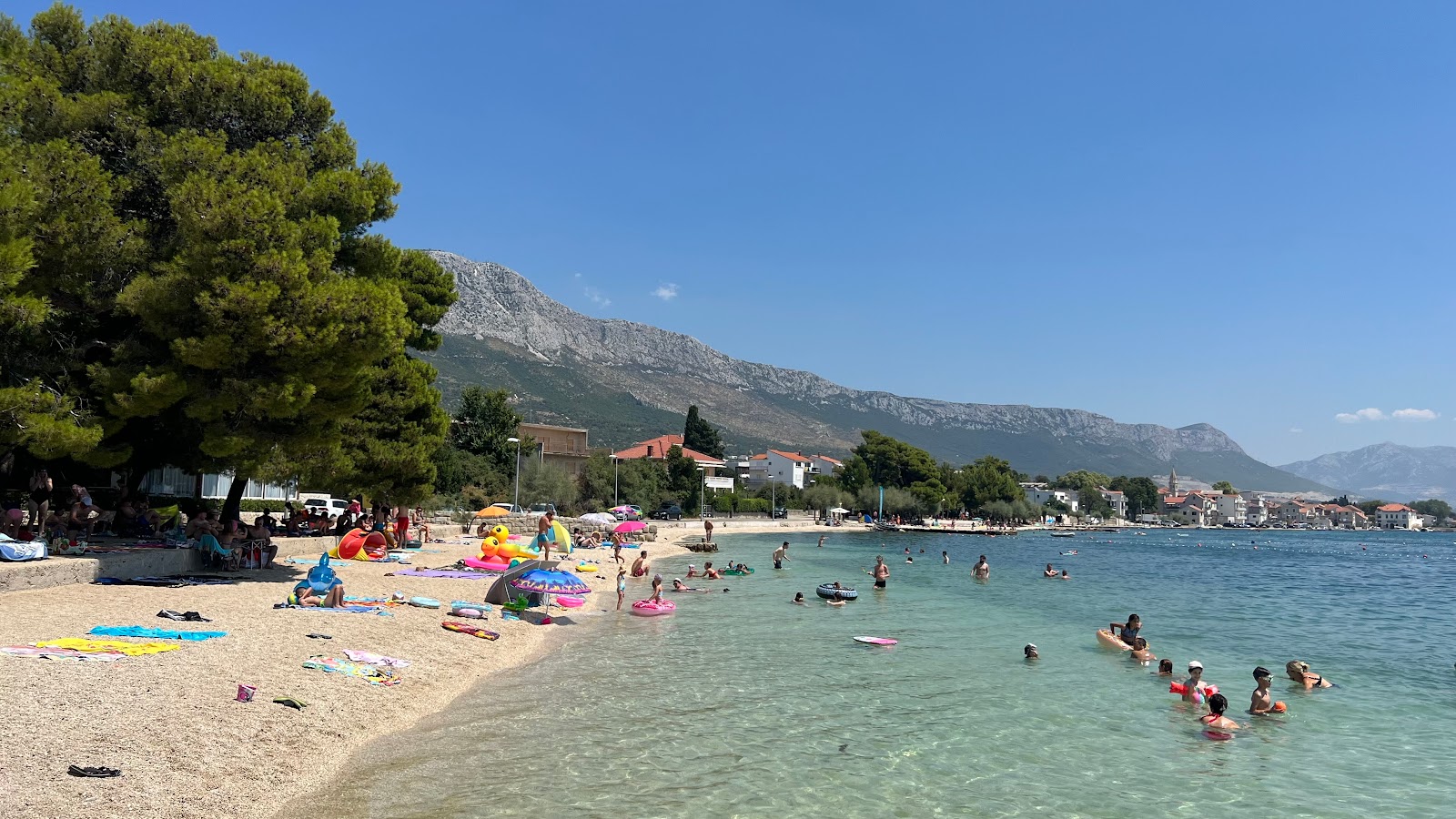 Foto von Beach Baletna Skola mit kleine, beiger kiesel Oberfläche