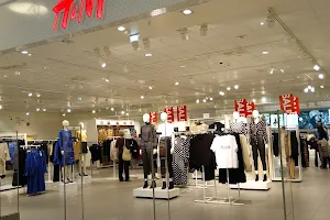 H&M image