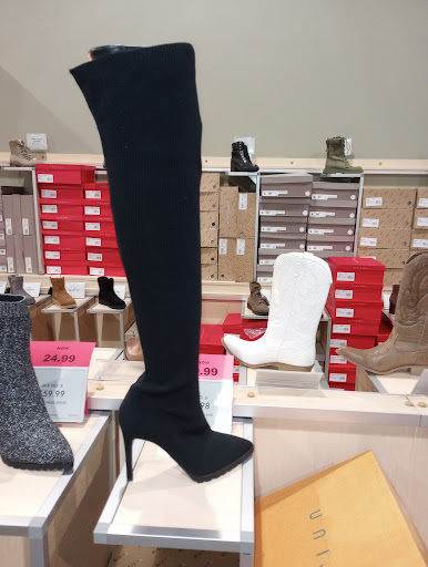 Shoe Store «DSW Designer Shoe Warehouse», reviews and photos, 5031 Shoppes Blvd, Moosic, PA 18507, USA