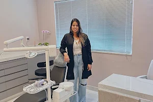 Dra Karine Vieira Odontologia Especializada image