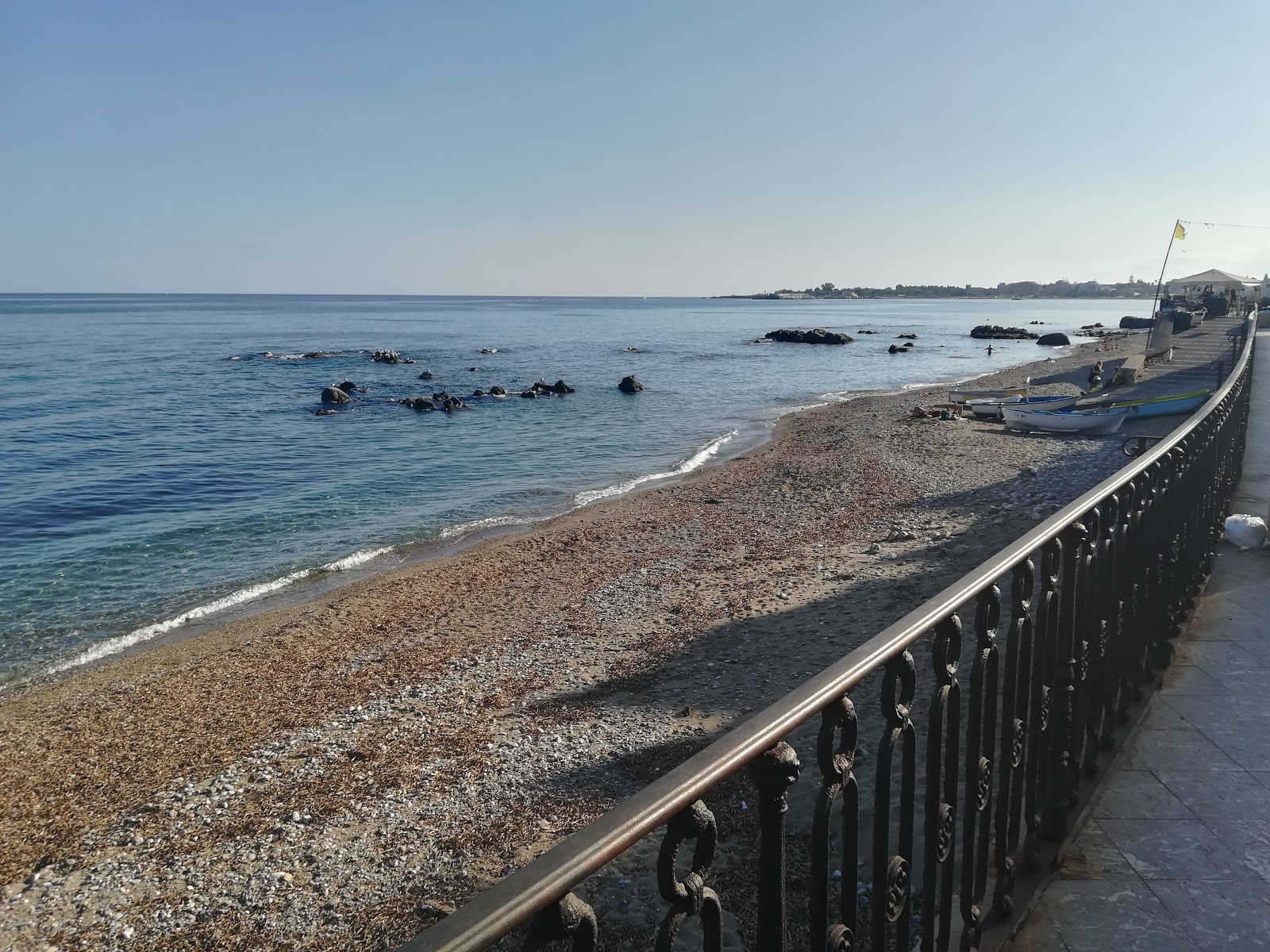 Foto di Spiaggia di Giardini Naxos sorretto da scogliere