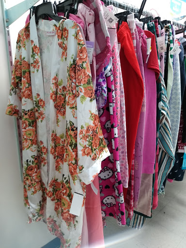 Thrift Store «Goodwill - Glendale», reviews and photos, 1622 W Glenoaks Blvd, Glendale, CA 91202, USA