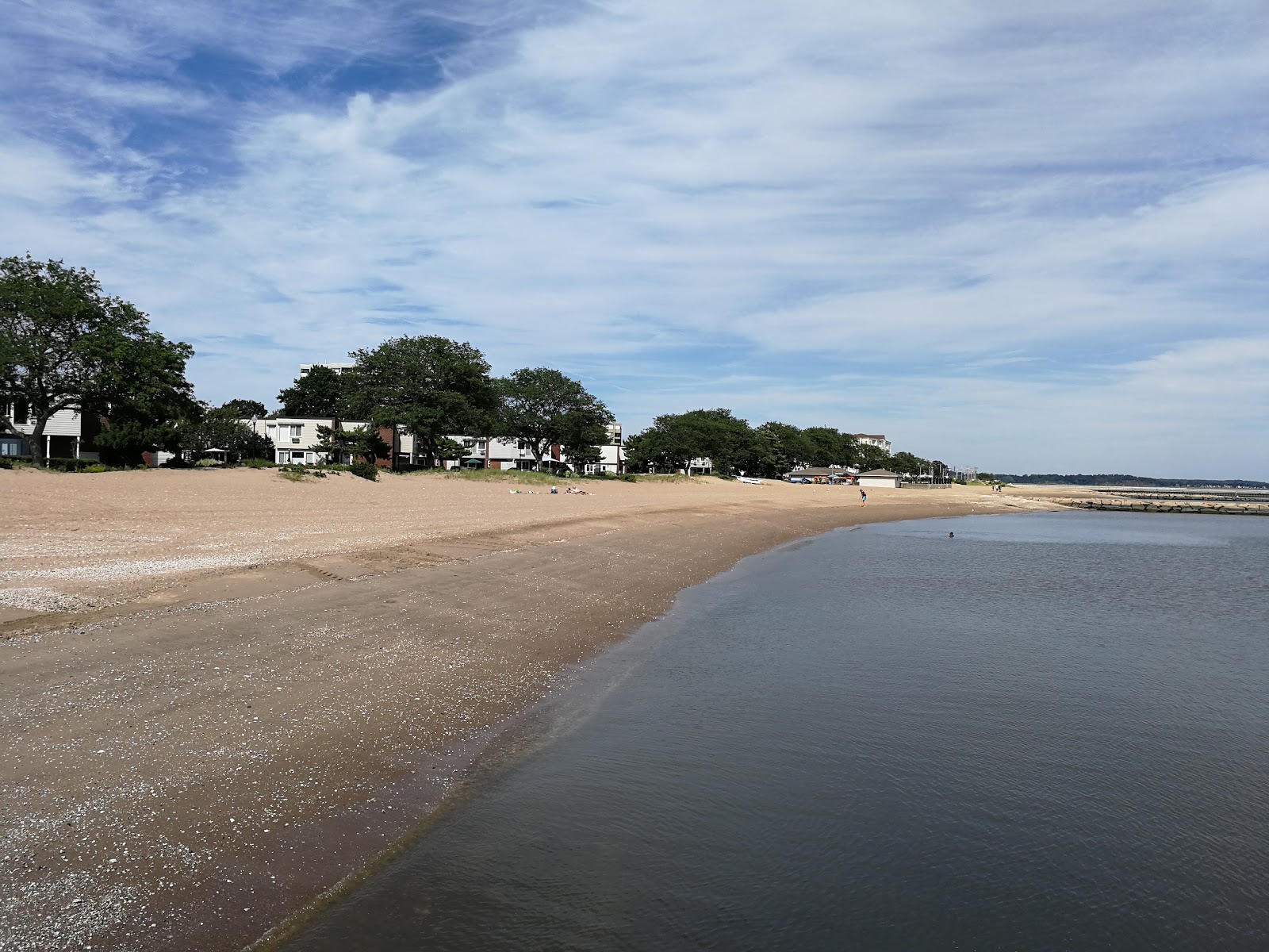 Foto av West Haven beach med hög nivå av renlighet