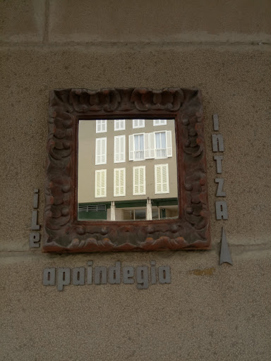 Intza Altuna ile-apaindegia en Usurbil, Guipúzcoa